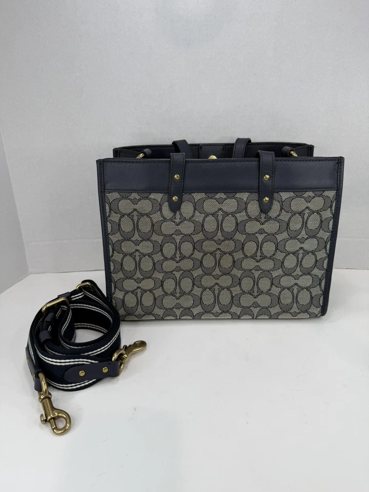 Usado en Excelente Condición Bolso de Mano Coach Field 30 Signature Estampado Jacquard Azul Marino Mediano C3282 Foto 1 de 4