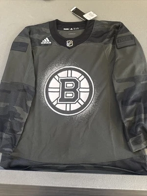 Camiseta deportiva de hockey Adidas Boston Bruins NHL Salute to Service nueva con etiquetas para hombre talla 50 Foto 1 de 4