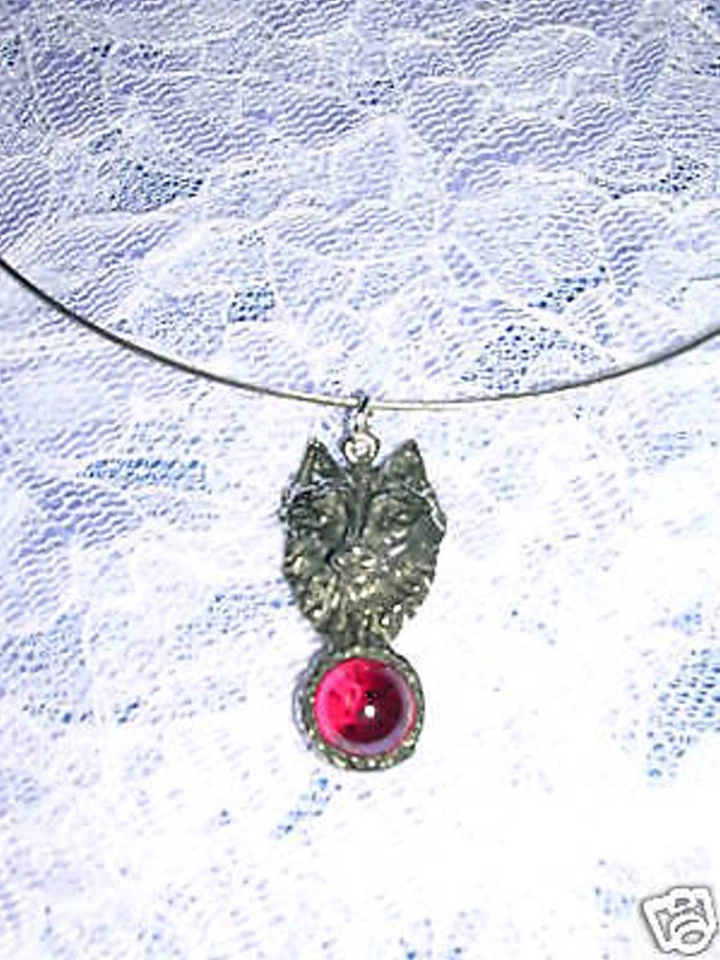 CABEZA DE LOBO VIDA SILVESTRE con GEMA DE VIDRIO ROJO COLGANTE DE PELTRE FUNDIDO COLLAR CABLE 18" Foto 1 de 1