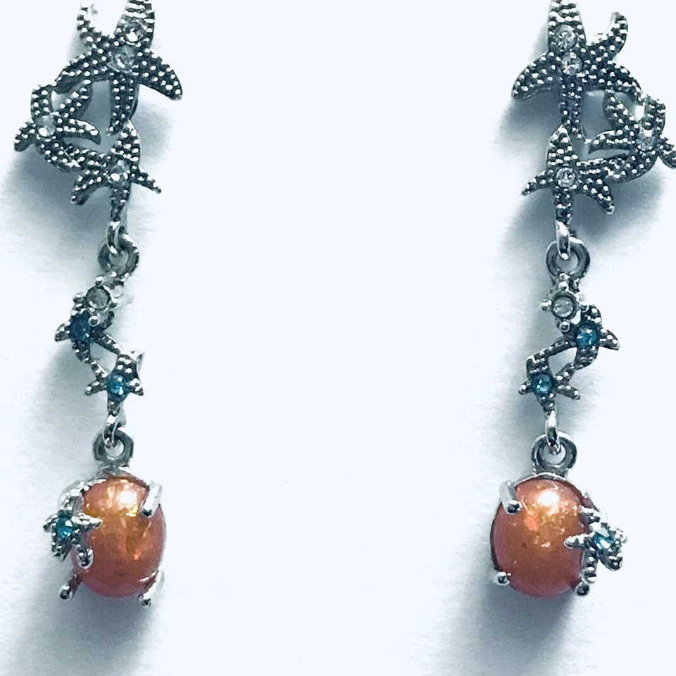 Pendientes colgantes estrellas de mar tono plata pequeños pedrería imitación ópalo cabujón Foto 1 de 4