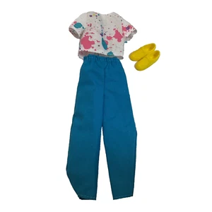 Vintage anni 80 Skipper Barbie bambola vestiti cravatta tinta top pantaloni blu scarpe gialle - Foto 1 di 8