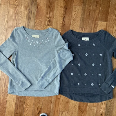 Mujeres Med HOLLISTER ¡Lote de 2 Sudaderas Cuello Redondo Lentejuelas Gemas y Joyas!    Foto 1 de 4