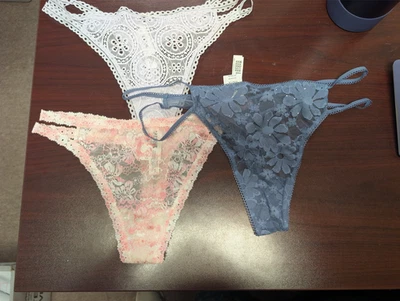 Victoria's Secret Panty Lote De 3 Tanga Guiño Tirantes Púrpura Rosa Polvoriento L Nuevo Con Etiquetas Foto 1 de 4