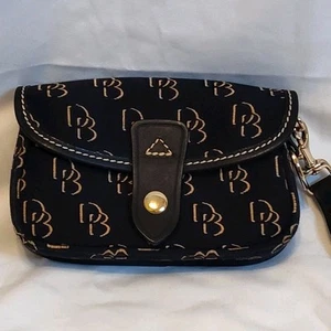 Bolso Dooney & Bourke Negro Tostado Firma Tela Solapa a Presión Muñequera Cuero Borde - Imagen 1 de 9