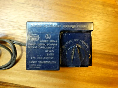 Трансформатор модели поезда Life Like в масштабе H0 — выход 20 В переменного тока, 18 В постоянного тока, 6 Ва макс. - Изображение 1 из 4