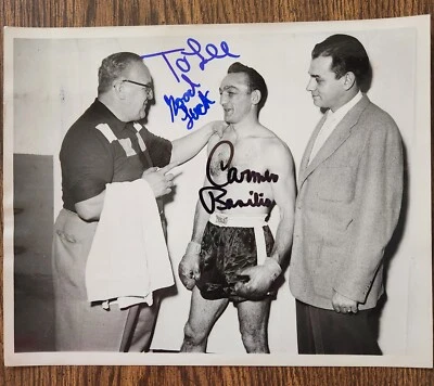 Foto de Boxeo Tipo 1: Carmen Basilio, John DeJohn, Joe Netro, Firmada por Basilio Foto 1 de 2