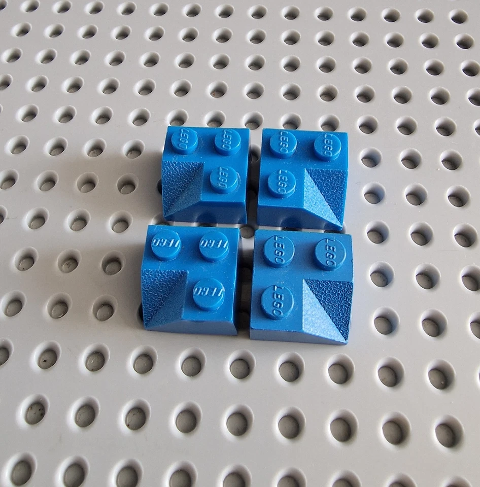 LEGO Schrägstein Dachstein Ecke Blau 4 stk 2x2 Blue Slope Brick 3046 A269 - Bild 1 von 1