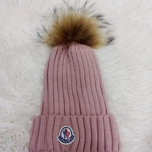 Cappello Moncler rosa con pom pom realizzato in pelliccia di volpe taglia gratis GRENOBLE. - Foto 1 di 8