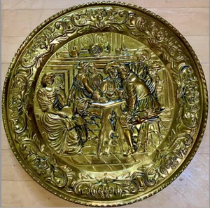 Placa de pared grande vintage de latón en alto relieve de escena de taberna. - Imagen 1 de 2