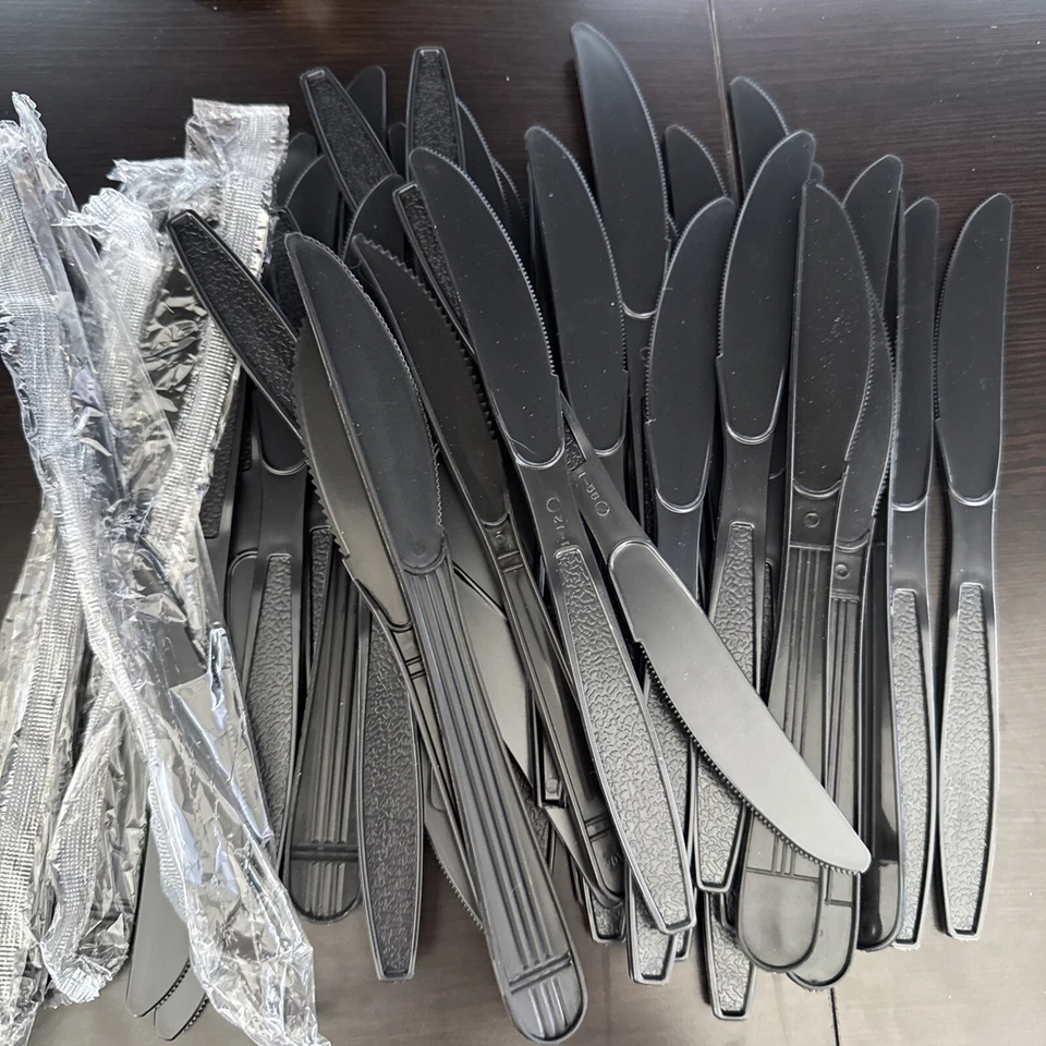 45 Black Heavy Duty Plastic Knives - Black Tableware Decorations Supplies - Image 1 of 1