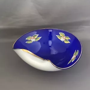 Involucro blu cobalto con ciotola in vetro bianco con fiori smaltati applicati - Foto 1 di 12