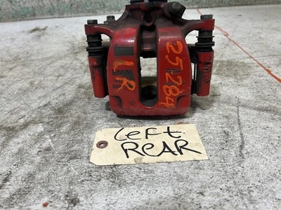 Pinza de freno trasera izquierda BMW X3M 2023 conductor OEM con soporte rojo Brembo Foto 1 de 4