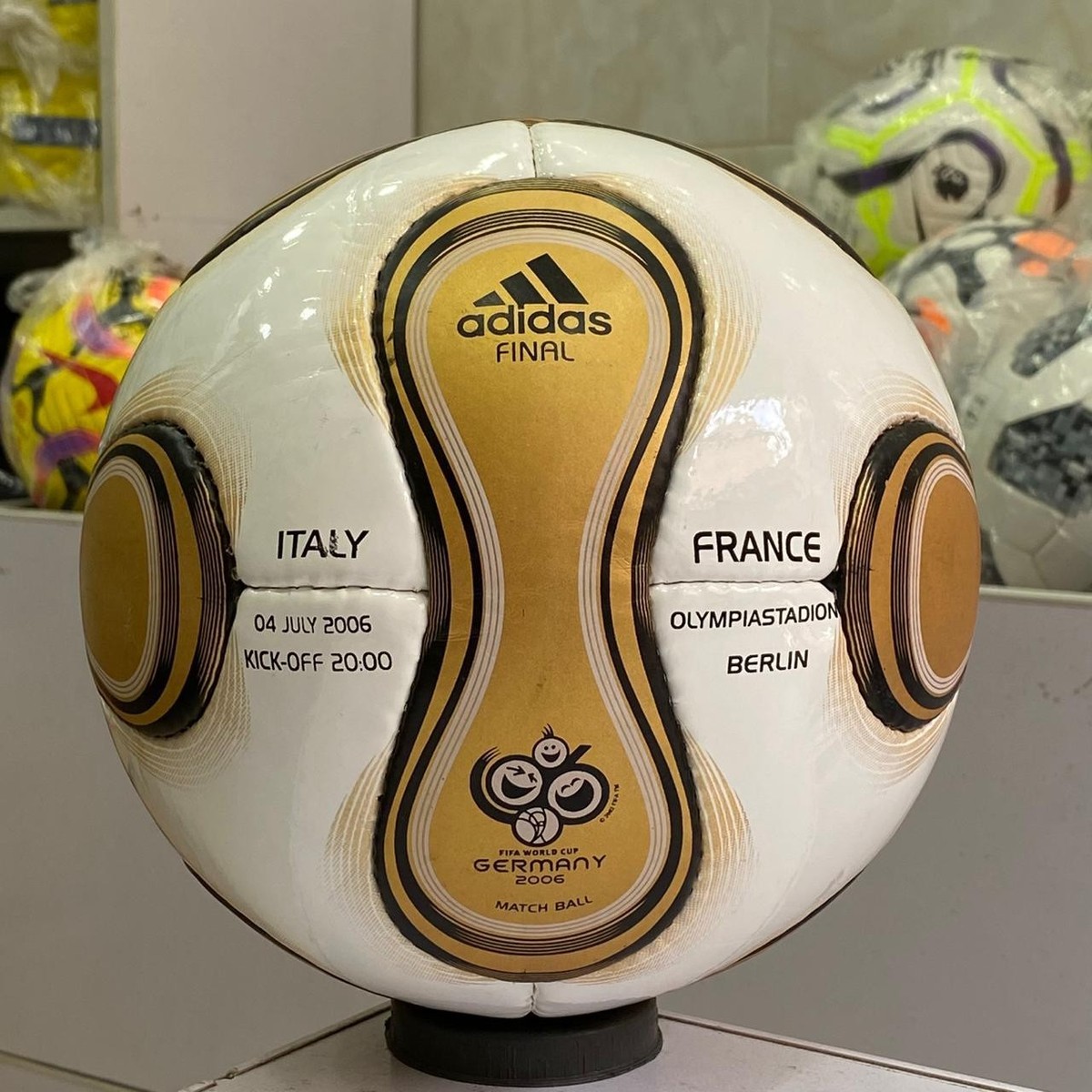 アディダス2006ドイツサッカーw杯ワルドカップフィナーレチームガイストボール金 限定品】2006 FIFA ドイツ 決勝球 公式球 フランス イタリア 5号