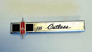 De colección 1965 Oldsmobile F-85 Cutlass Guantera Emblema Interior Insignia Borde - Imagen 1 de 2