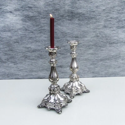 Par de candelabros grandes corona de frutas Repousse 800 estándar plata Foto 1 de 3