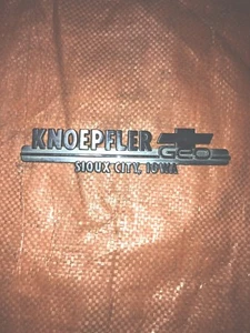 Vintage Dealer Emblem KNOEPFLER GEO CHEVROLET CAMARO CORVETTE SIOUX CITY IA IOWA - Picture 1 of 8