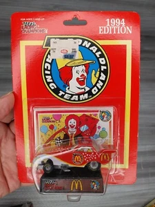 Campeones de carreras McDonaldland Racing Team 1994 edición divertida tarjeta con soporte de coche MIRA - Imagen 1 de 18