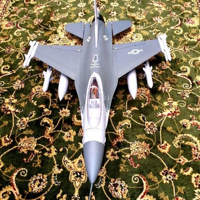 F-16 Fighting Falcon scala 1/48, nuovo - Immagine 1 di 4