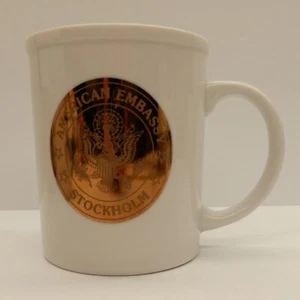 Taza de café American Embassy Stockholm Suecia blanca con sello dorado - Imagen 1 de 4