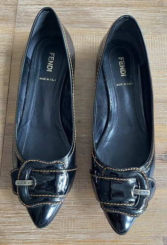 Ballerina Fendi nera in vernice con fibbia piatta a punta misura piatta 37 5 7