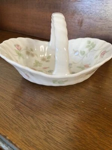 1992 Wedgwood Rosehip Bone China Basket 5.25" x 4.25" - Mint - Picture 1 of 4