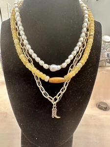 Free People 3-lagig, Cowboystiefel Anhänger Halskette, Perle, Kette, goldene Perlen  - Bild 1 von 5