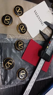 Garavani Valentino Button Single ( ONE) 25 mm made in Italy - Image 1 of 4