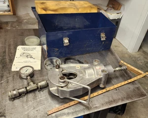 Herramienta remota crimpadora hidráulica sin dieles de cuatro puntos Anderson VC8 Versa en caja metálica - Imagen 1 de 14