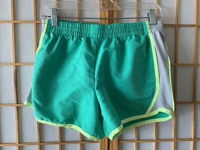 Pantalones cortos deportivos Danskin talla S/CH 4/6. VERDE y Amarillo. Foto 1 de 4