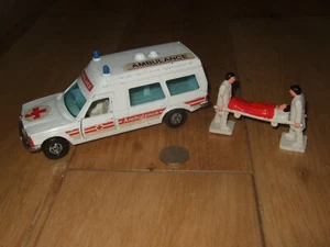 CORGI TOYS MERCEDES BONNA 2500 AMBULANCE & FIGURES No 406 VINTAGE DIECAST - Picture 1 of 8