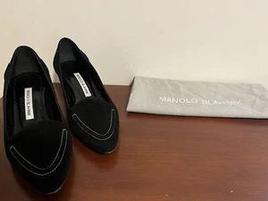 Manolo Blahnik Gorgeous Black Suede Pump Low Heel Accented White Stitching - Picture 1 of 9