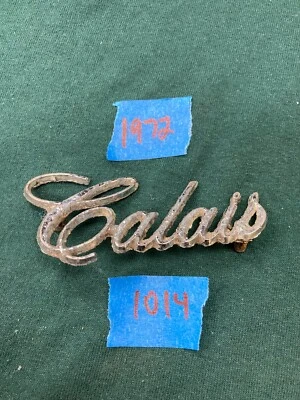 1972 CADILLAC CALAIS SILVER TRUNK EMBLEM (1014)  PITTED Foto 1 de 4