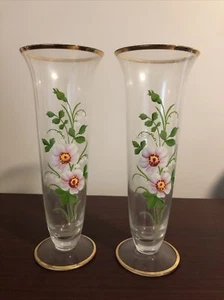 Lote de 2 jarrones florales de 8" de vidrio transparente pintados a mano de colección con adornos dorados recortados a mano - Imagen 1 de 5
