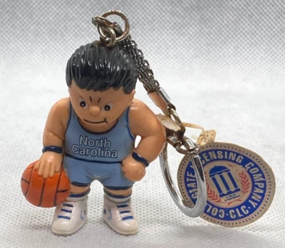 LIL Sports Brat Северная Каролина Смоляные Каблуки Баскетболист Винтажный Брелок 1987 - Изображение 1 из 2