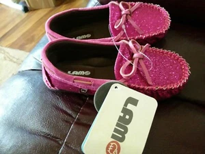Niñas Lamo Mocasín, Talla 6 Juventud Nuevo Rosa Brillo 100% Gamuza, Revestimiento Cirro - Imagen 1 de 8