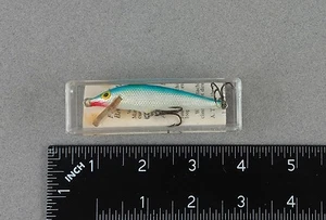 Vintage Cabela's 2-1/2" Floating Balsa Minnow Silver Blue Back Plastic Box - Picture 1 of 7