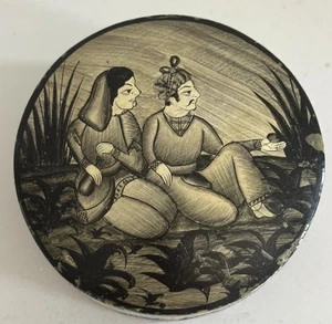 Vintage KASHMIR PAPPMACHE LACK DECKEL Schmuckschatulle Menschen Garten Tiere - Bild 1 von 5