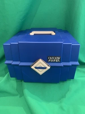 Sassaby 蓝色大号复古化妆塑料手提箱型号 106 钻石扣 — 第 1/4 张图片