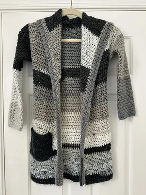 Cárdigan de punto a ganchillo talla 6-7 para niña frente abierto con bolsillo y capucha Foto 1 de 4