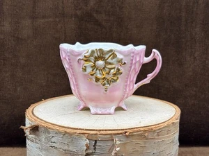 Tazza Demitasse Vintage Ornato Fiore Porcellana ROSA e ORO Piedi Bordo Smerlato - Foto 1 di 21
