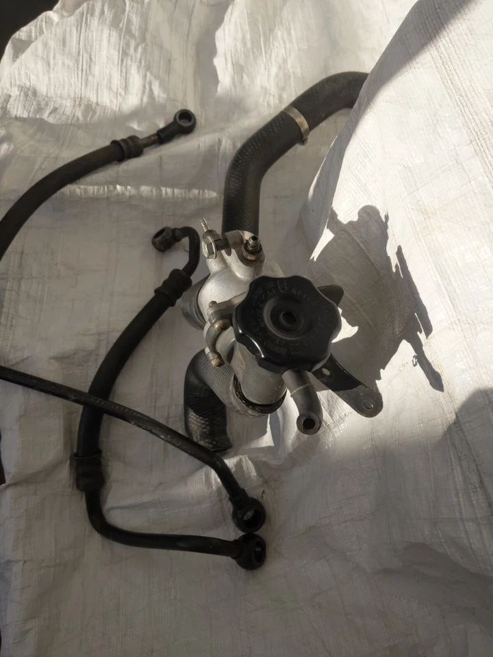 1995 KAWASAKI GPZ 1100 TERMOSTATO CARCAÇA TAMPA LINHAS DE ÓLEO PACOTE LINHAS DE ÁGUA!!!!!! - Imagem 1 de 4