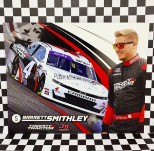 NASCAR 2023 JD Motorsports Garrett Smithley Trophy Trattore Camaro Hero Card - Foto 1 di 2