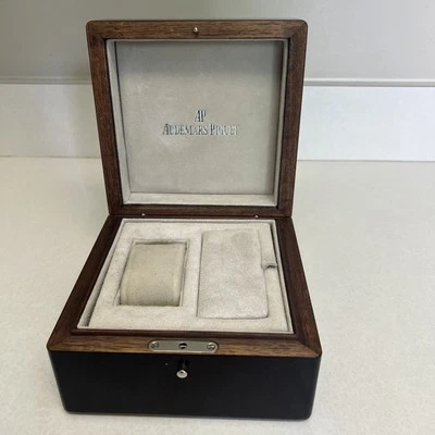 Caja de reloj interior de madera lacada marrón AUDEMARS PIGUET e interior de tela de gamuza topo Foto 1 de 4
