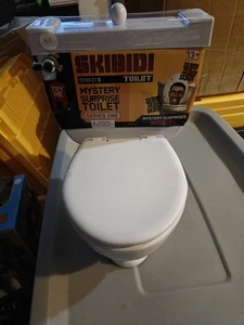 WN9- Skibidi Toilette Mystery Toilette Überraschung Spielzeug Spülgeräusche 2024 Neu - Bild 1 von 2