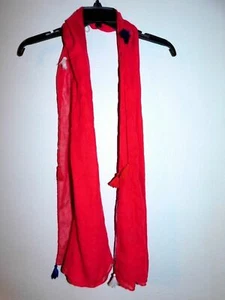 Bufanda rectangular de poliéster rojo liso 25" x 63", con borlas pequeñas - Imagen 1 de 2