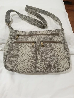 Bandolera Travelon Estampado Piel de Serpiente 4 Bolsillos Exteriores con Cremallera Herrajes Dorados Beige Foto 1 de 4