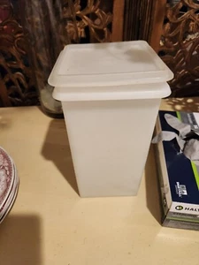 VTG Tupperware Cracker Keeper 1314-4 Container W/ Lid 10x5” - Picture 1 of 3