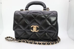 CHANEL MINI BORSA A FLAP con MANIGLIA SUPERIORE - PELLE D'AGNELLO NERA / HARDWARE ORO LEGGERO - Foto 1 di 14