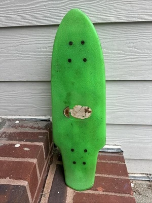 Monopatín de plástico verde vintage California años 70 Kick Tail - cuña Makaha - 21" Foto 1 de 4