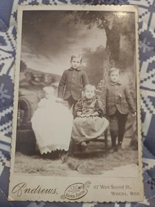 Foto cartolina armadio vintage giovani fratelli fuori ragazzo ragazza Andrews Winona, Minn - Foto 1 di 2